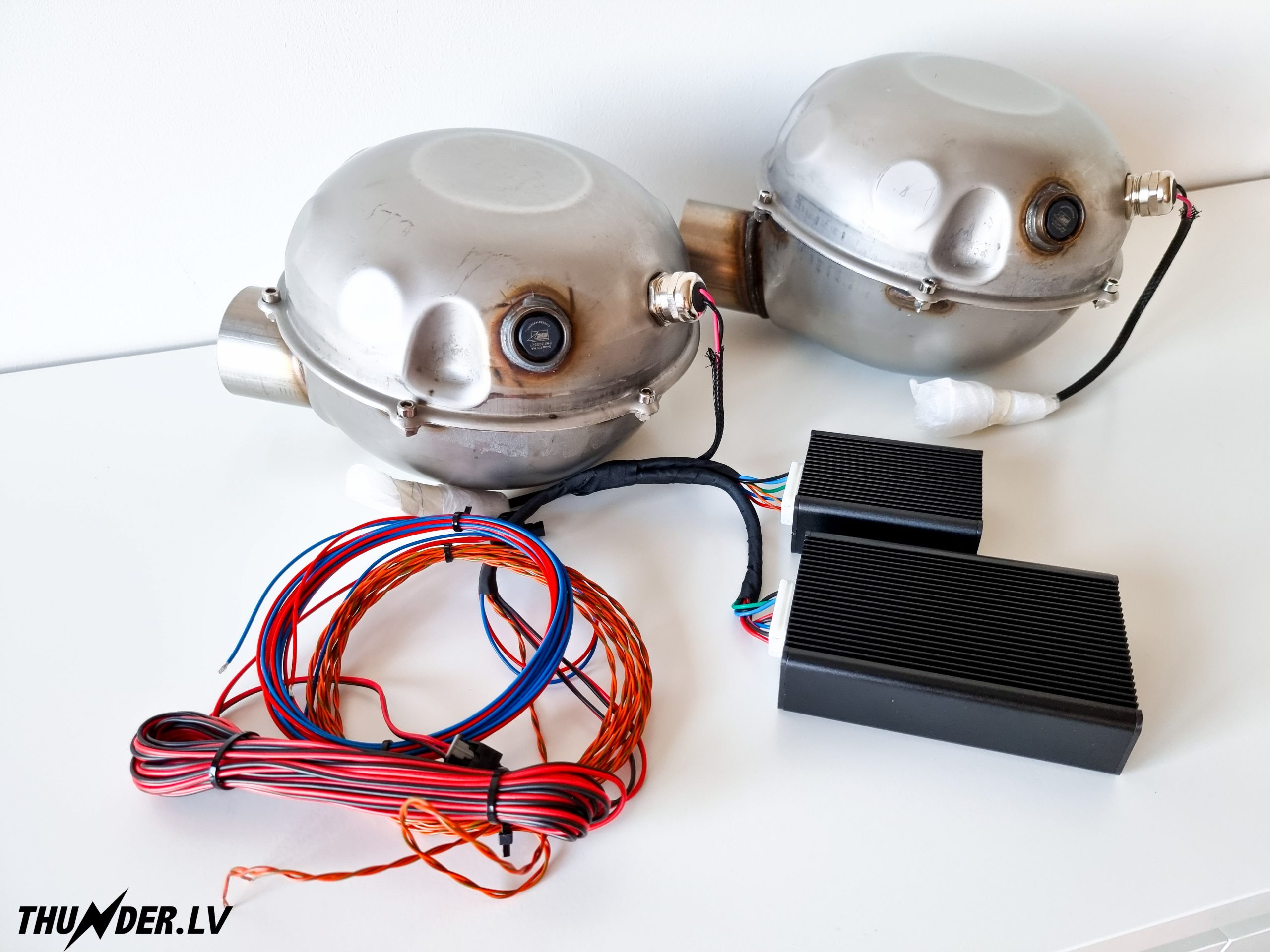 Thunder kit with two sound generators